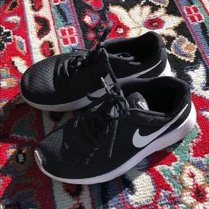 Nike | Roshe Classic Black & White